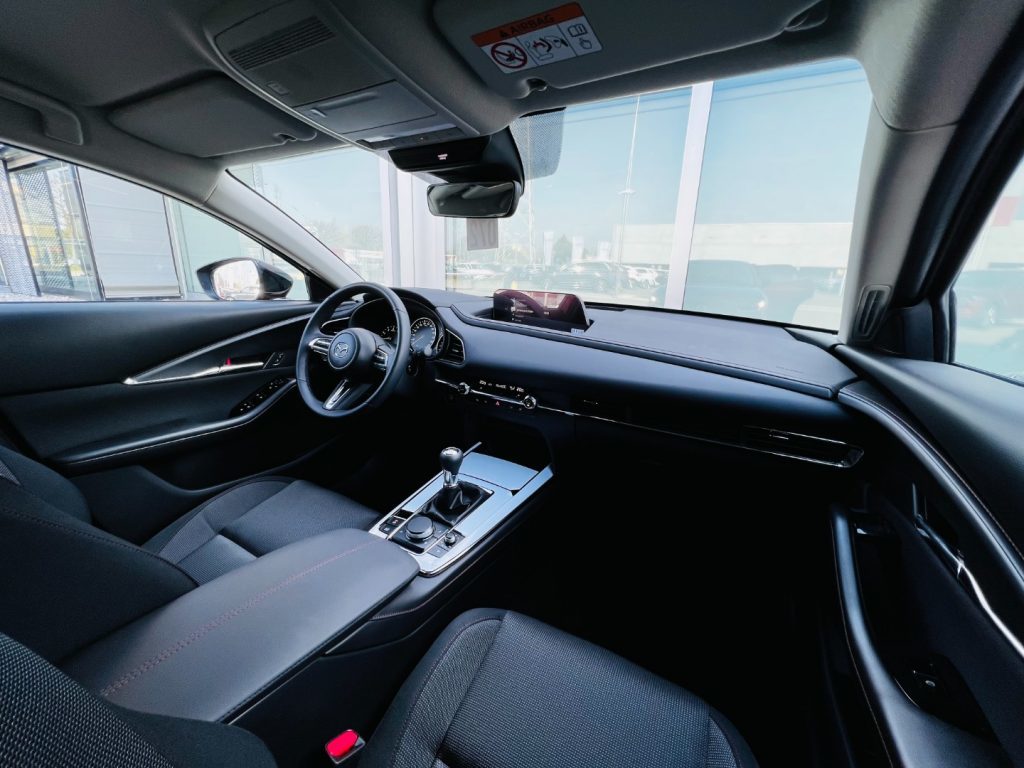 Interni ampi e confortevoli, design unico ed elegante della linea Homura di Mazda CX-30.